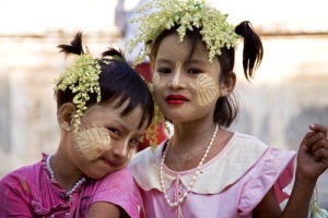 Girls with Thanaka cosmetic paste. Source: netmaa.org 